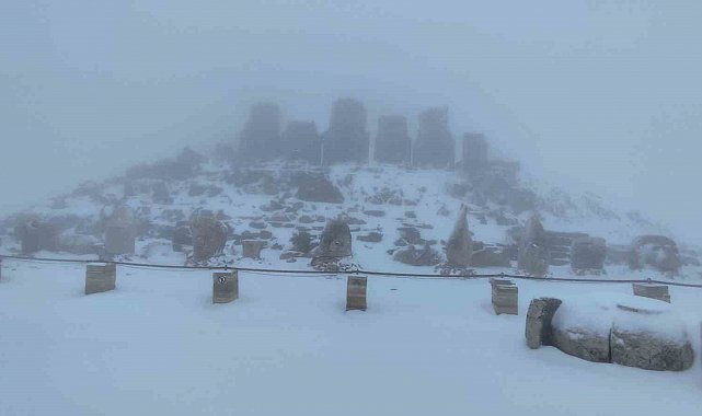 Nemrut Dağı'na mevsimin ilk karı yağdı