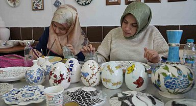 Niğde'de renklerin ve motiflerin buluştuğu çini atölyesine büyük ilgi