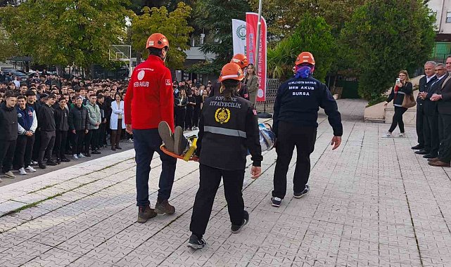 Öğrenciler, deprem tatbikatını başarıyla tamamladı