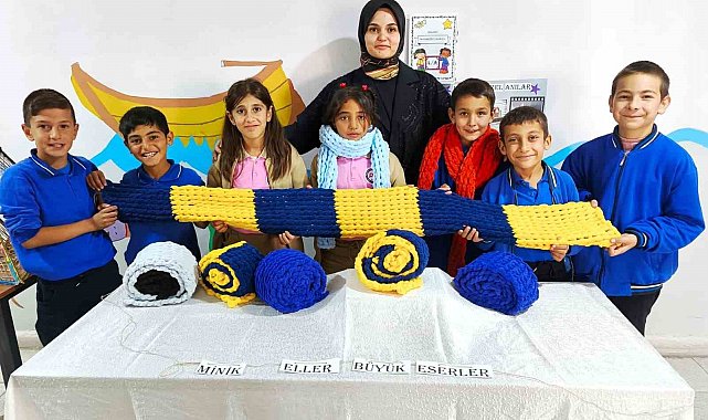 Öğrenciler kendi atkılarını örerek kışa hazırlanıyor