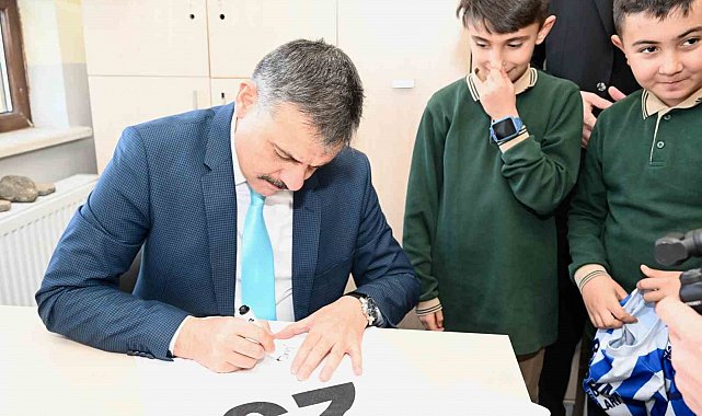 Öğrencilerden Vali Çiftçi'ye forma imzalatma sürprizi