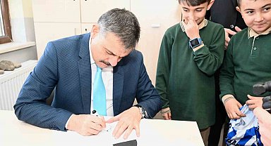 Öğrencilerden Vali Çiftçi'ye forma imzalatma sürprizi