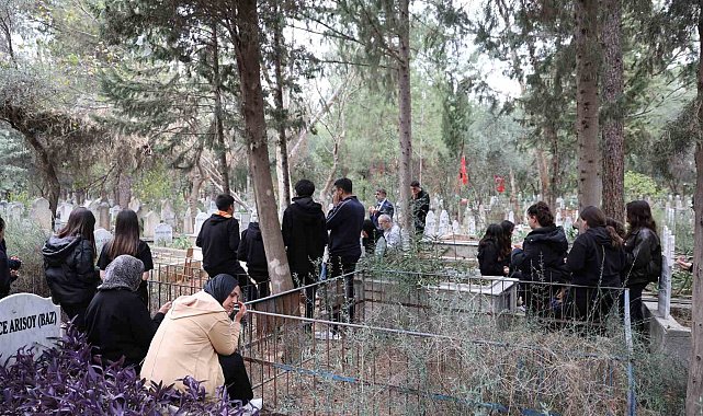 Öğrencileri, öğretmenler gününde vefat eden öğretmenlerini unutmadı