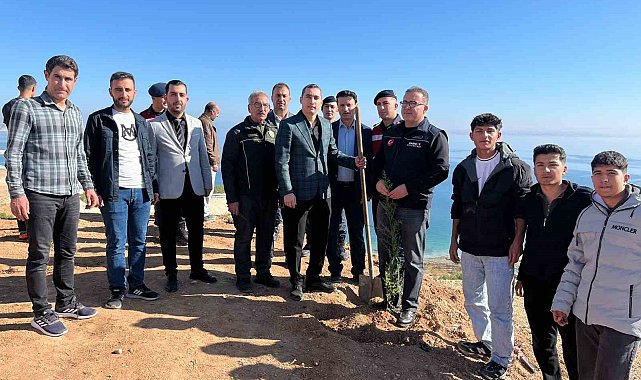 Öğretmenler şehit polis için hatıra ormanı oluşturdu