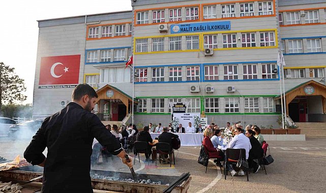 Okul bahçesinde Adana usulü öğretmenler günü kutlaması