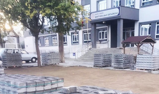 Okul bahçesine parke döşenmeye başladı