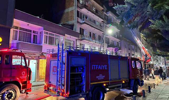 Ordu'da çatı katı yangını: 5 kişi asansörlü araçla tahliye edildi