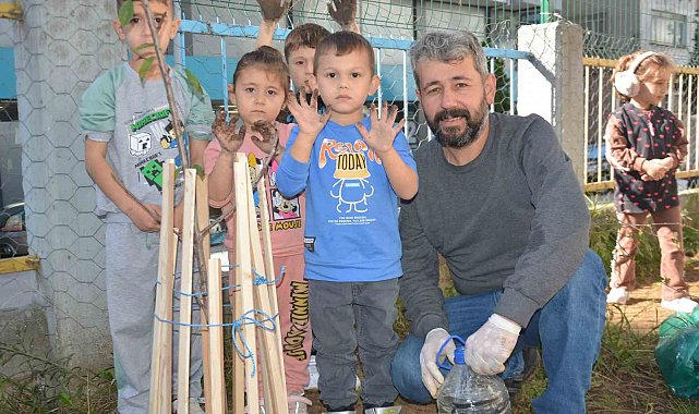 Ordu'da minikler, meyve fidanlarını toprakla buluşturdu