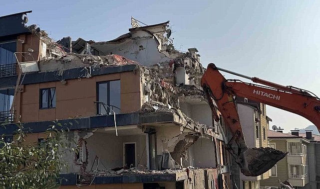 Ordu'da zemini kayan ve çatlaklar oluşan bina yıkılıyor