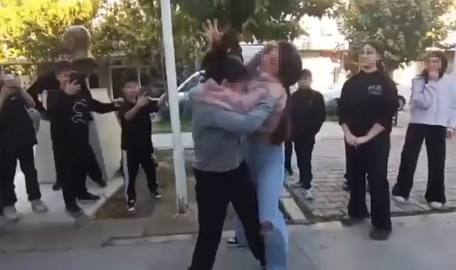 Ortaokullu kızlar birbirine girdi, arkadaşları ayırmak yerine video çekti