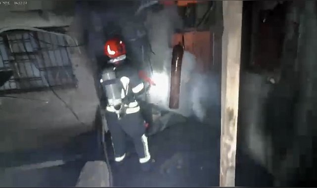 Osmaniye'de iki katlı ahşap binadaki yangın söndürüldü