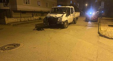 Otobüs ile kamyonet çarpıştı: Şans eseri yaralanan olmadı