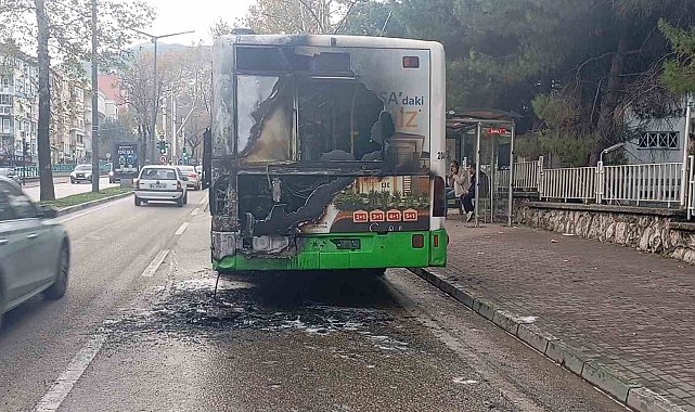 Otobüsün motor kısmı küle döndü, yolcular büyük panik yaşadı