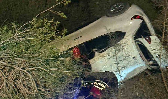 Otomobil devrildi: Sürücü halat yardımıyla kurtarıldı