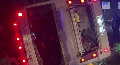 Otomobil ile çarpışan işçi servisi devrildi: 8 yaralı