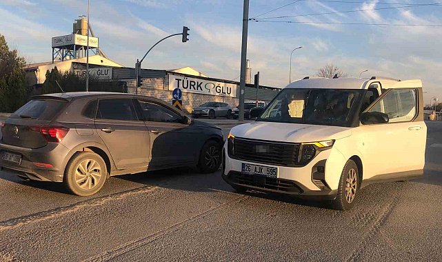 Otomobil ile hafif ticari araç çarpıştı: 6 yaralı