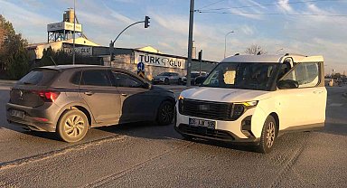 Otomobil ile hafif ticari araç çarpıştı: 6 yaralı
