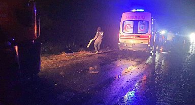 Otomobil ile kamyon çarpıştı: 1'i ağır, 3 yaralı