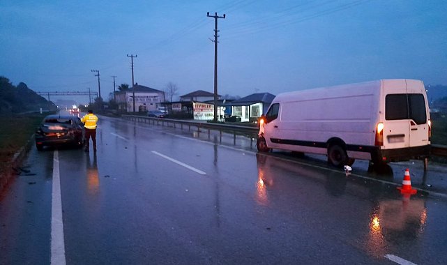 Otomobil ile minibüs çarpıştı: 4 yaralı