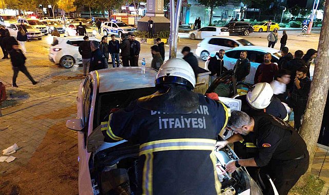 Otomobil, iş yeri merdivenine çarptı: 4 yaralı
