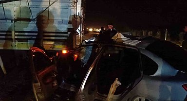 Otomobil kamyona çarptı: 2 yaralı