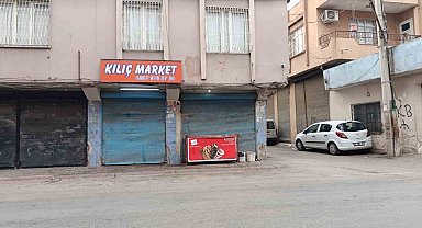 Otomobil markete daldı: 4 yaralı