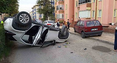 Otomobil park halinde olan araca çarpıp ters şekilde durabildi: 3 yaralı
