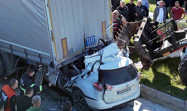 Otomobil tırın altına girdi: Özel eğitim öğretmeni hayatını kaybetti
