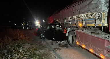 Otomobil tırla çarpıştı: 2 ölü, 2 yaralı