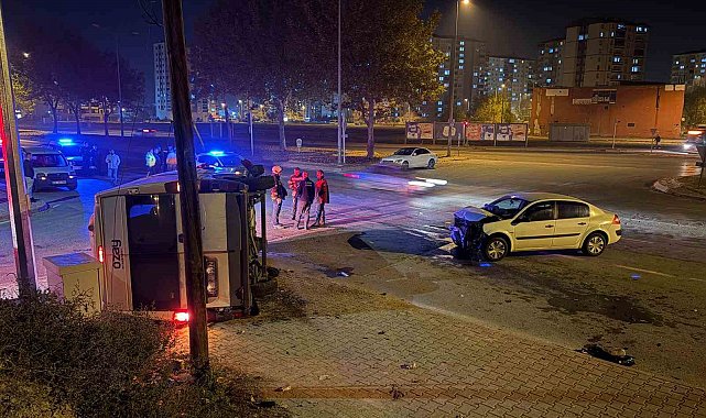 Otomobilin çarptığı servis yan yattı: 2 yaralı