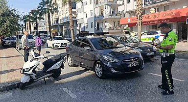 Otomobilin sağından geçmek isterken aynı yöne dönmek isteyen otomobile çarptı