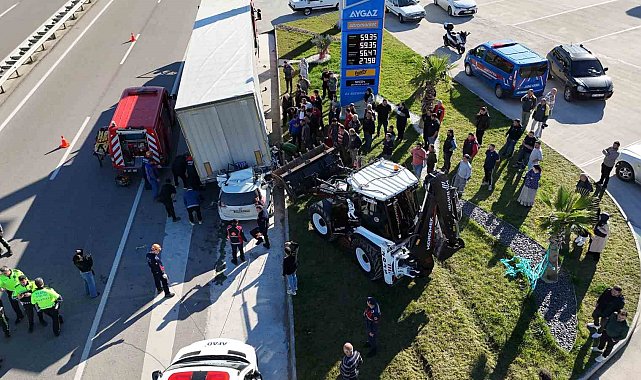 Otomobilin tırın altına girdiği kaza kamerada