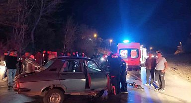 Otomobiller kafa kafaya çarpıştı: 7 yaralı