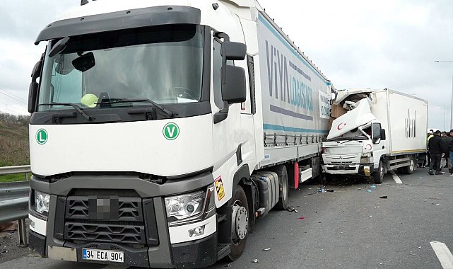 Otoyolda geri geri gelen tıra kamyonet çarptı: 1 ölü, 1 yaralı