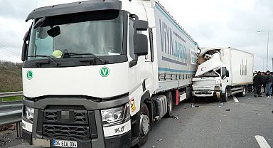Otoyolda geri geri gelen tıra kamyonet çarptı: 1 ölü, 1 yaralı