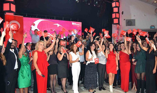 Özel Ümit Hastaneleri Cumhuriyet'in 102. yılını coşkuyla kutladı