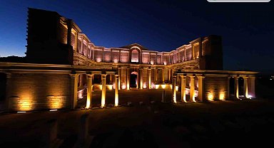 Paranın ilk basıldığı Sardes Antik Kenti artık gece de parlıyor