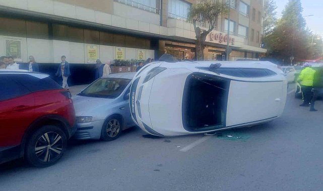 Park halindeki araçlara çarpan otomobil yan yattı: 1 yaralı
