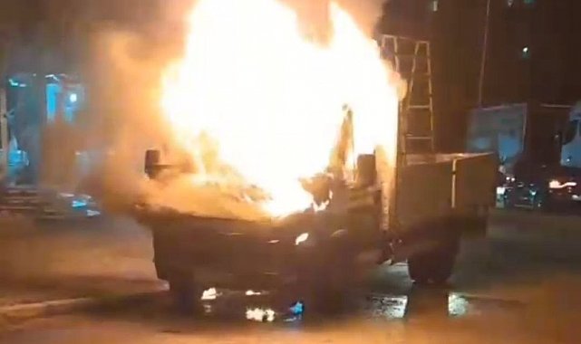 Park halindeki kamyonet alevlere teslim oldu