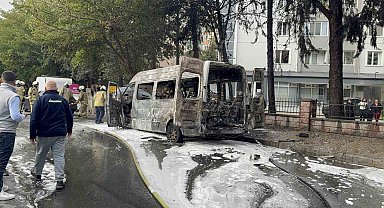 Park halindeki minibüs küle döndü; o anlar kamerada
