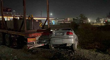 Park halindeki tıra çarpan otomobildeki 2 kişi yaralandı