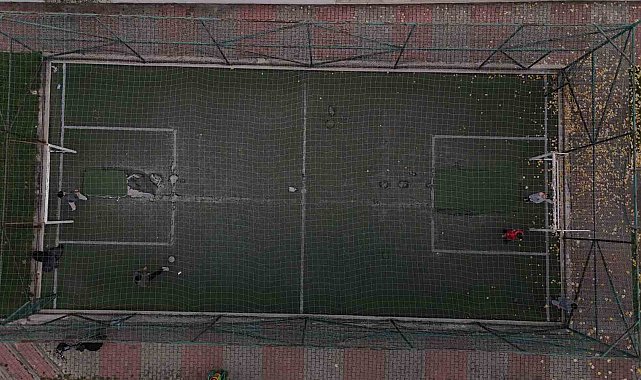 Parktaki halı sahayı, tarlaya çevirdiler