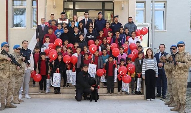 Pazaryeri'nde minik öğrenciler jandarma etkinlikleri ve köpek gösterileriyle tanıştı