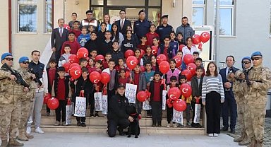 Pazaryeri'nde minik öğrenciler jandarma etkinlikleri ve köpek gösterileriyle tanıştı