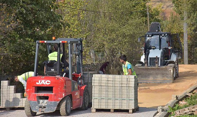 Pelitözü'nde cadde ve sokaklar kilit parke çalışmalarıyla güzelleşiyor