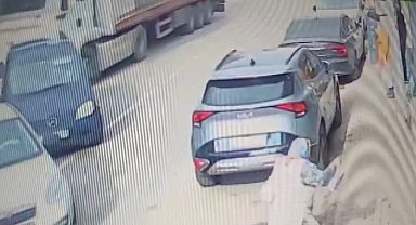 Pendik'te şoförünün direksiyon başında uyuduğu iddia edilen tır 5 araca birden çarptı