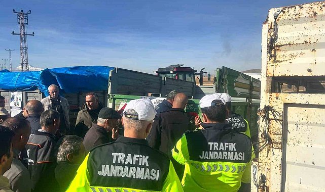 Pınarbaşı'nda traktörlere reflektör dağıtıldı