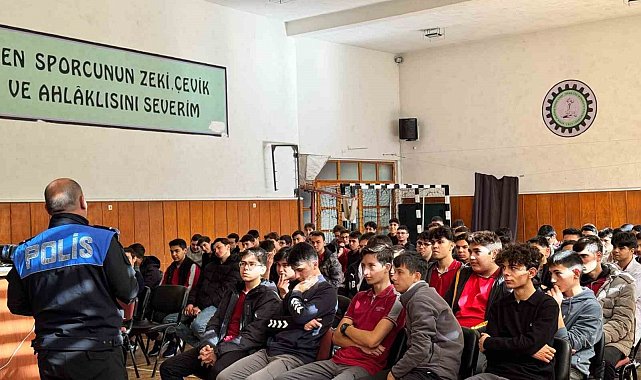 Polisten lise öğrencilerine yönelik eğitim çalışması