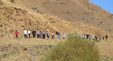 "Adımlarla Keşfet" projesi kapsamında 40 kişi Muş'un ünlü bağlarına yürüdü