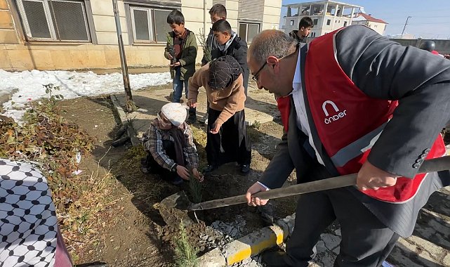 "Türkiye yeşeriyor, Gazze güçleniyor" projesiyle Yüksekova'da fidanlar toprakla buluştu